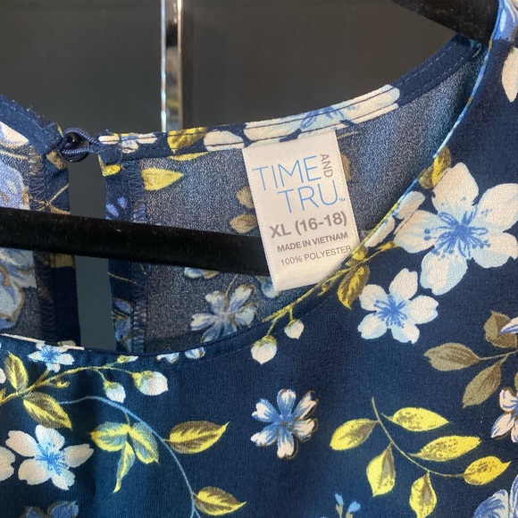 Floral quarter length sleeve top - Picture 2 of 3